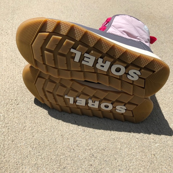 Sorel Youth Whitney Short Laced Boots. Size 5 - Picture 6 of 9